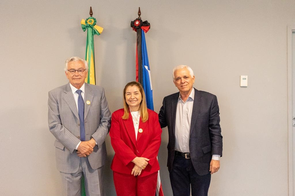 Presidente Iracema Vale e o deputado Arnaldo Melo com o vice-governador do Piauí, Themístocles Filho, em vista à Assembleia