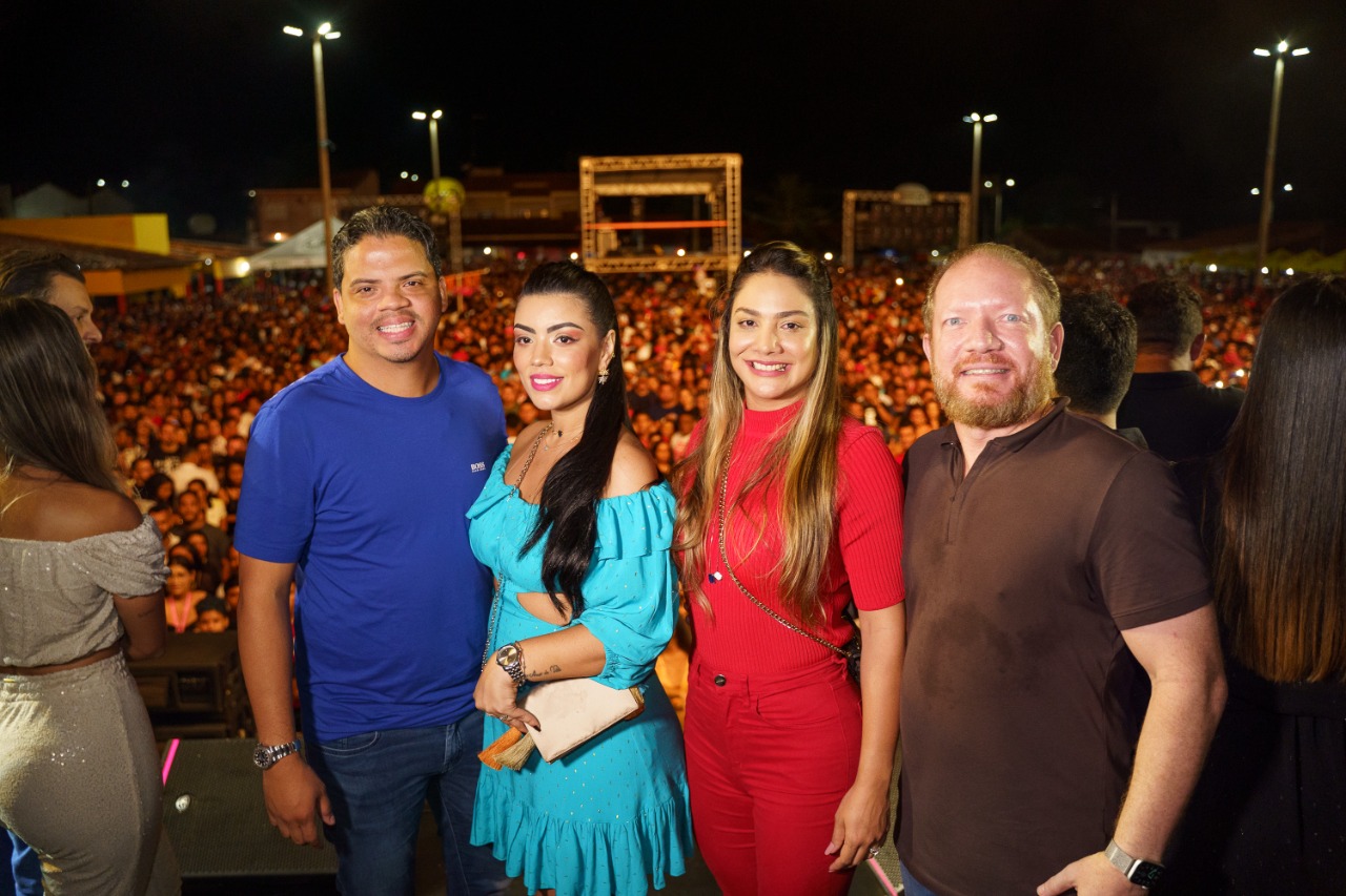 Othelino e Ana Paula com o prefeito de Pinheiro, Luciano Genésio e a primeira-dama, Layanna Ferreira