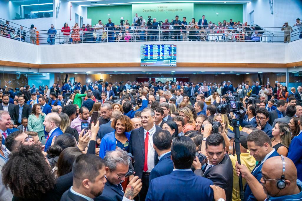 Senador Flávio Dino na chegada ao plenário Nagib Haickel para a sessão solene especial em sua homenagem 