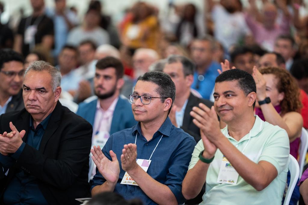 Deputado Carlos Lula, ao lado de Bira do Pindaré, participou do evento no Centro de Convenções da Ufma