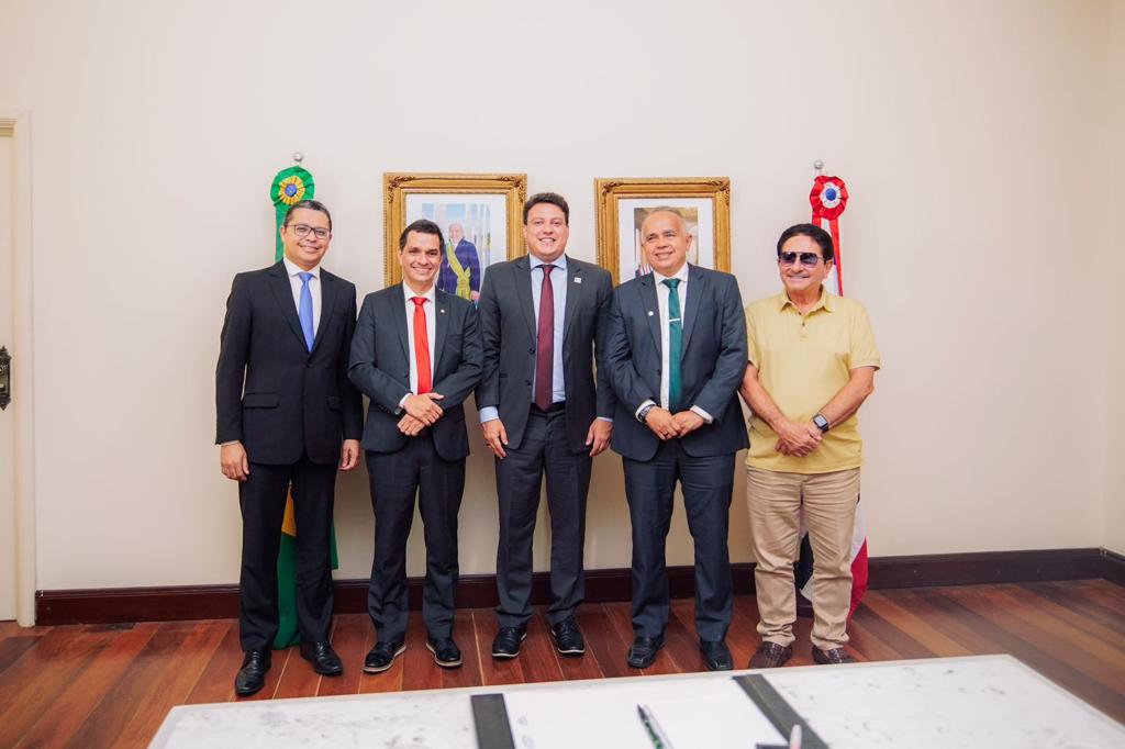 Deputados membros da Comissão de Educação, Desporto, Ciência e Tecnologia da Assembleia Legislativa em visita ao governador em exercício, Felipe Camarão 