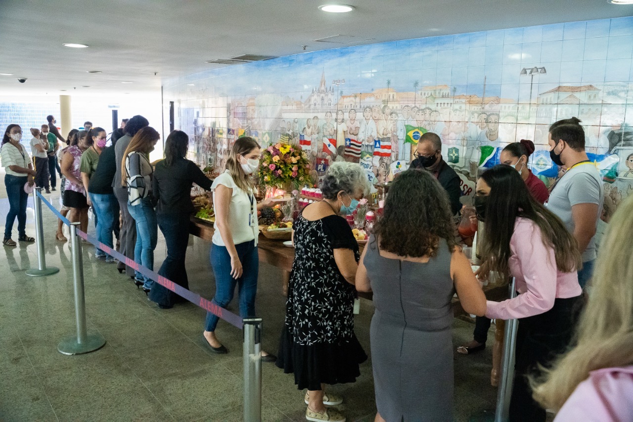 Após a palestra, as servidoras participaram de um sortido coffeebreak