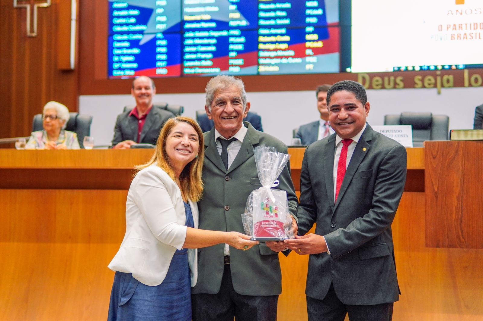 Deputados Iracema Vale e Zé Inácio entregam placa alusiva aos 44 anos do PT a Raimundo Monteiro, ex-presidente do PT 