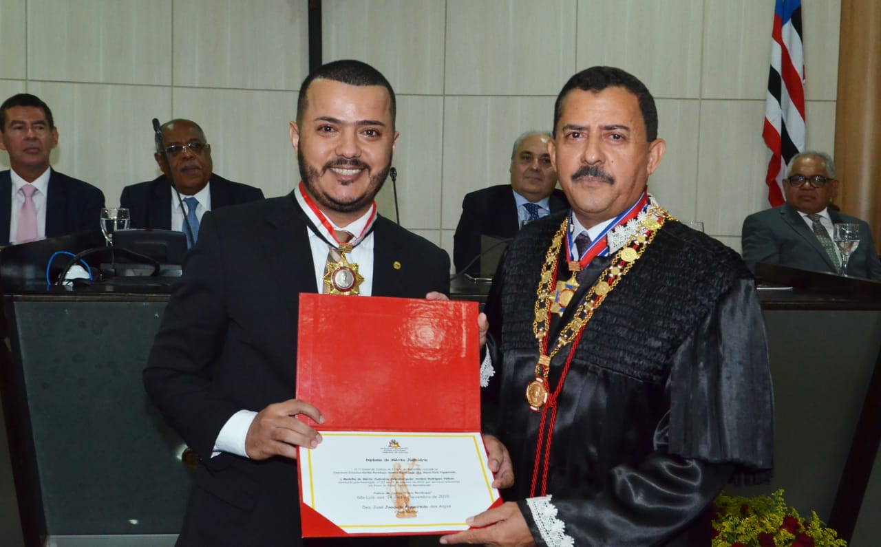 Pará Figueiredo representa a Assembleia e recebe medalha na sessão solene alusiva aos 206 anos do TJ/MA