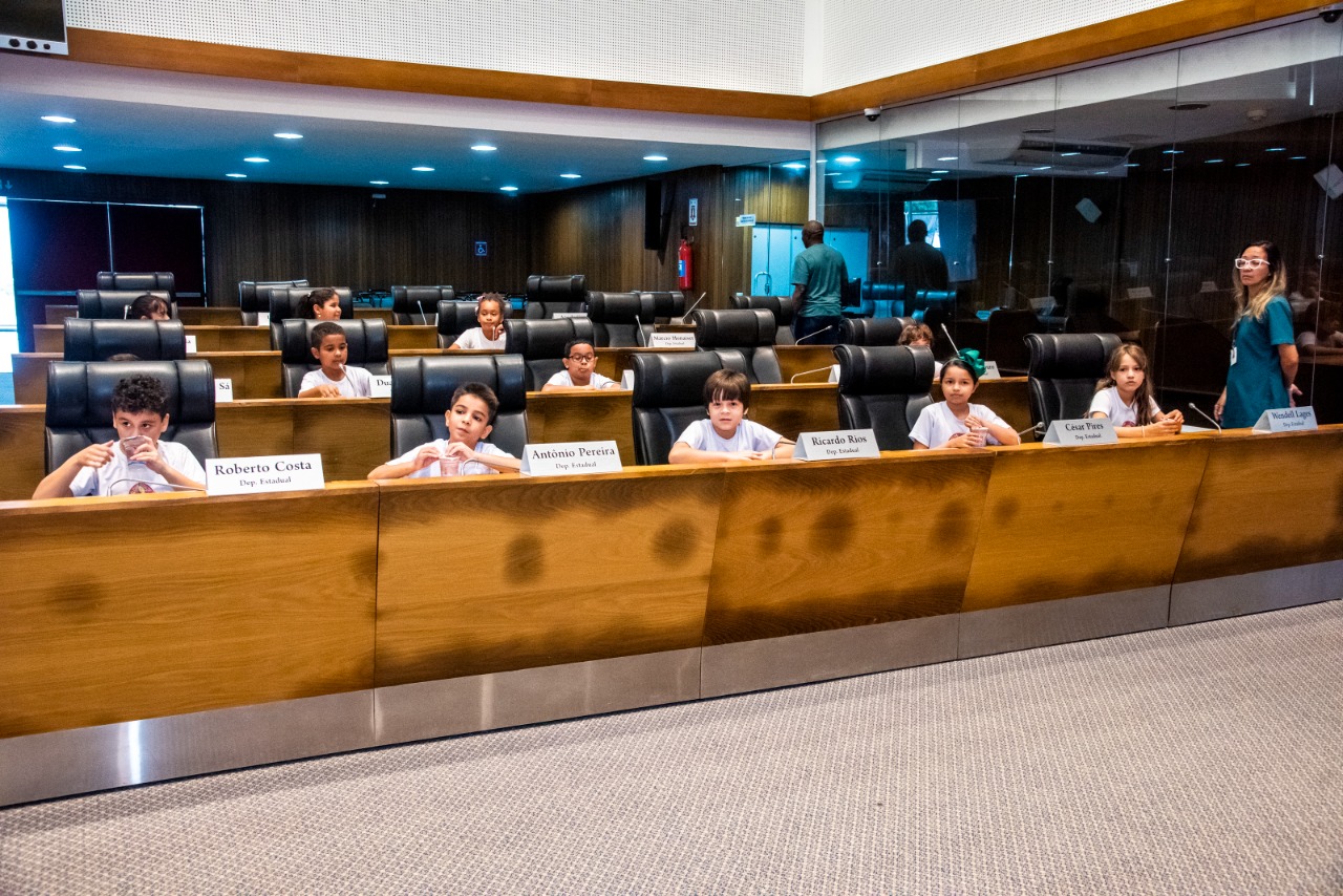 Alunos da "Sementinha" ocuparam os assentos dos parlamentares durante a visita