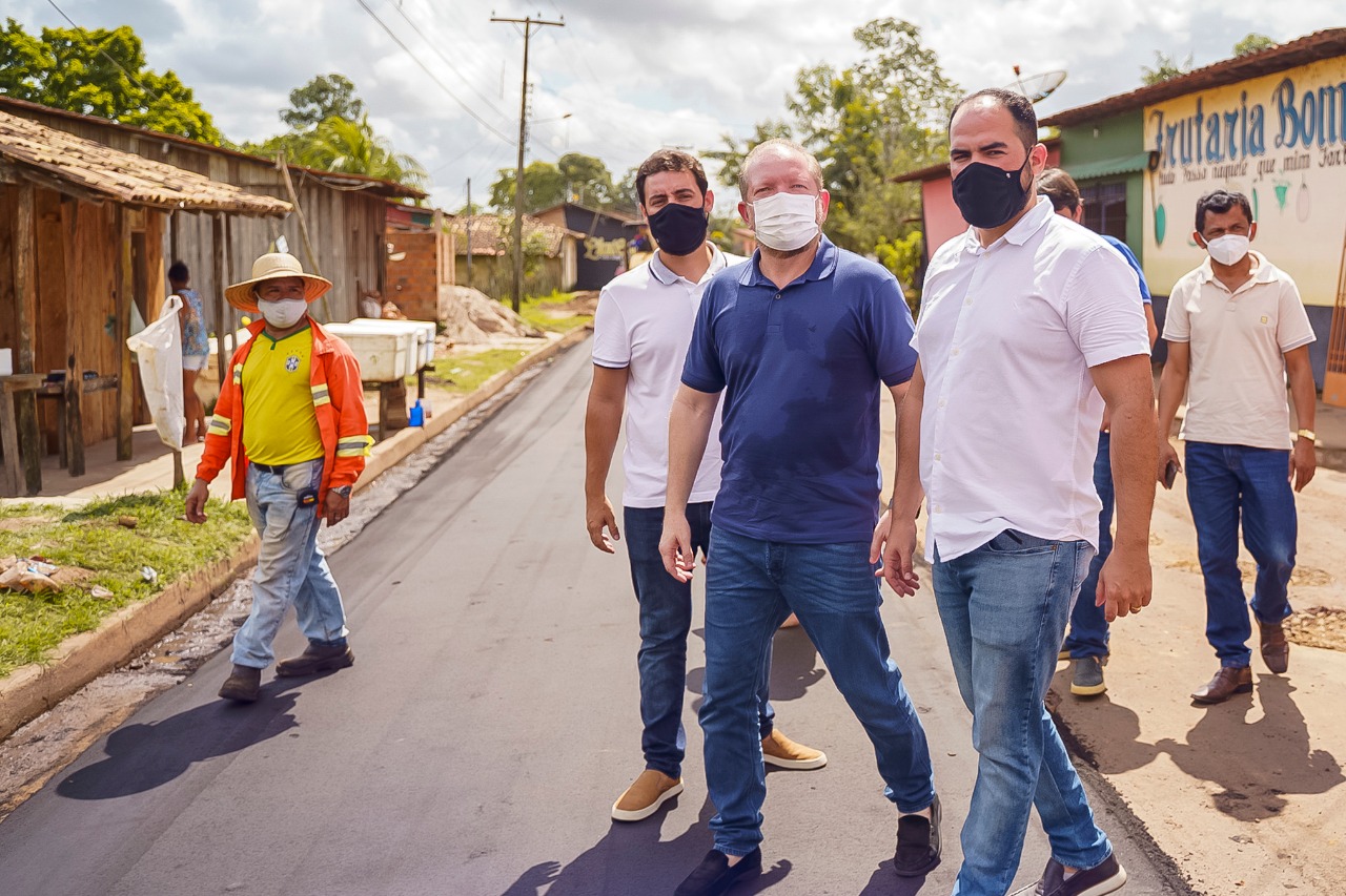 Othelino Neto e Paulo Curió percorrem rua do bairro Santo Antônio, contemplado na primeira etapa do Programa Mais Asfalto