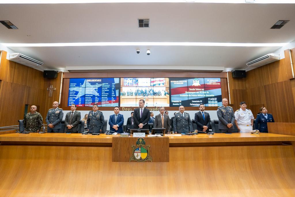 Vice-presidente da Alema, deputado Rodrigo Lago, com autoridades militares na abertura da sessão solene