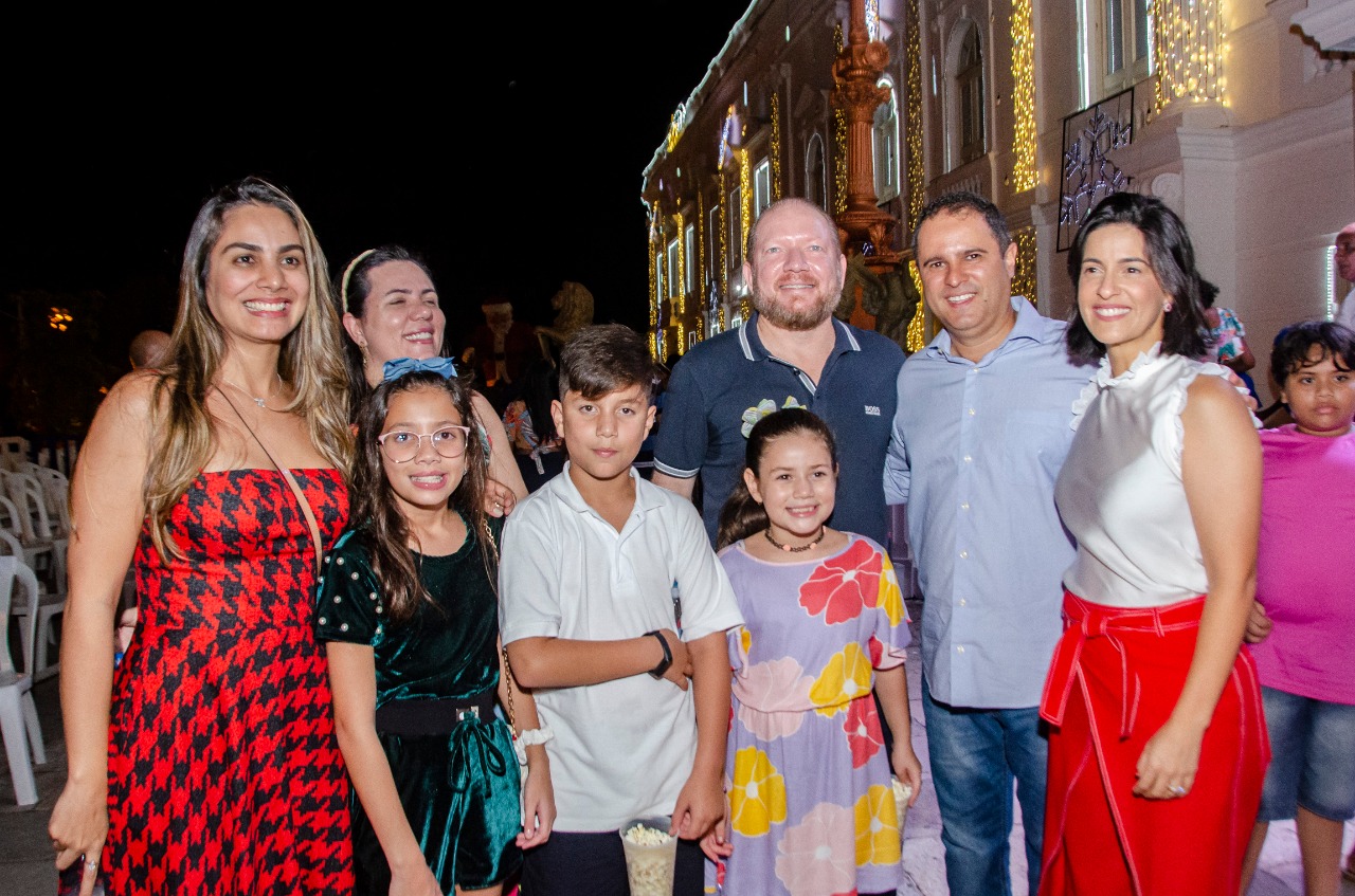 Othelino e o prefeito Edivaldo Junior, com suas famílias, prestigiam o início da programação do "Natal do Maranhão"