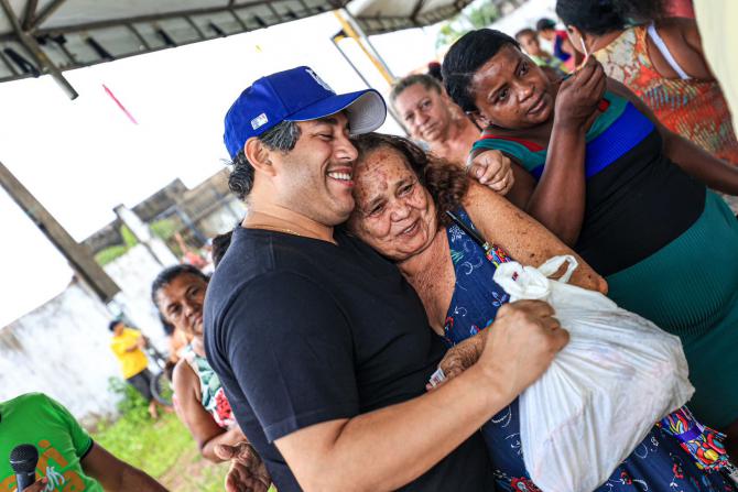 Osmar Filho faz tradicional distribuição de peixes em São Luís e no interior do estado