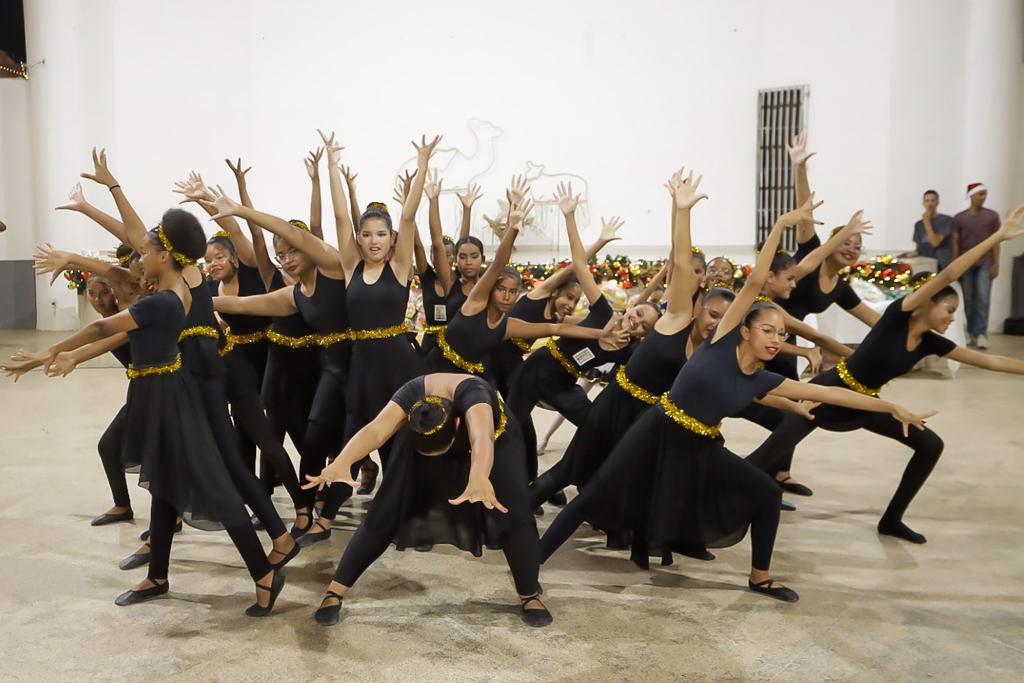 Participantes da oficina de Dança fizeram apresentação especial durante a celebração Natalina do Programa Sol Nascente