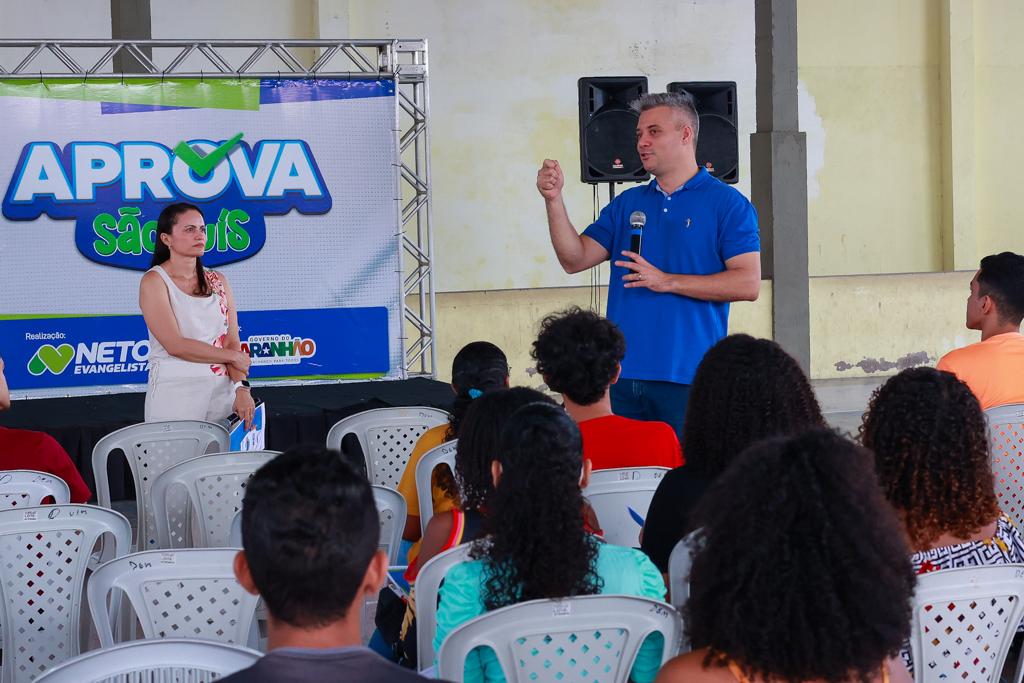 Deputado Neto Evangelista conversa com turma de estudantes no CE Vicente Maia, no Anjo da Guarda
