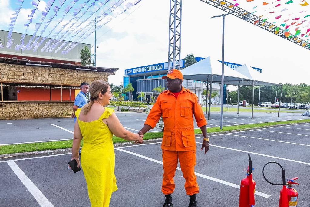 Presidente Iracema Vale confere detalhes da estrutura do 