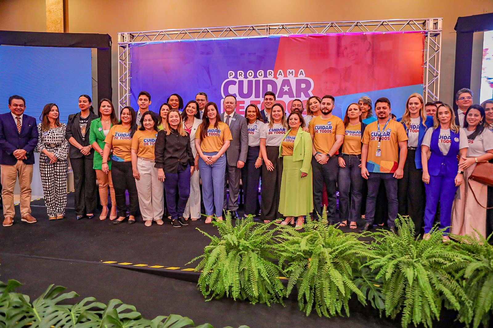  Iracema Vale e outros parlamentares durante ato de lançamento do programa 