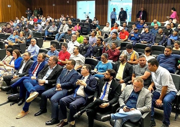 Deputado Rodrigo Lago participa da palestra promovida pela Famem, ao lado de outras autoridades