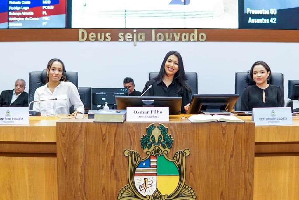 Universitários ocuparam a Mesa Diretora do Plenário da Assembleia durante a visita à Casa do Povo