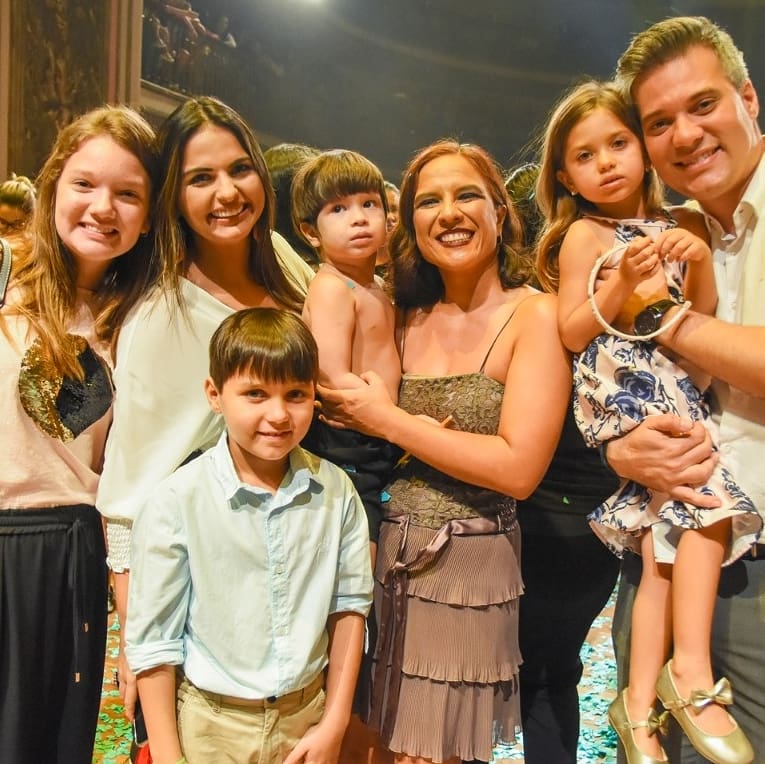 O deputado com sua família, as crianças e pais dos pequenos artistas 