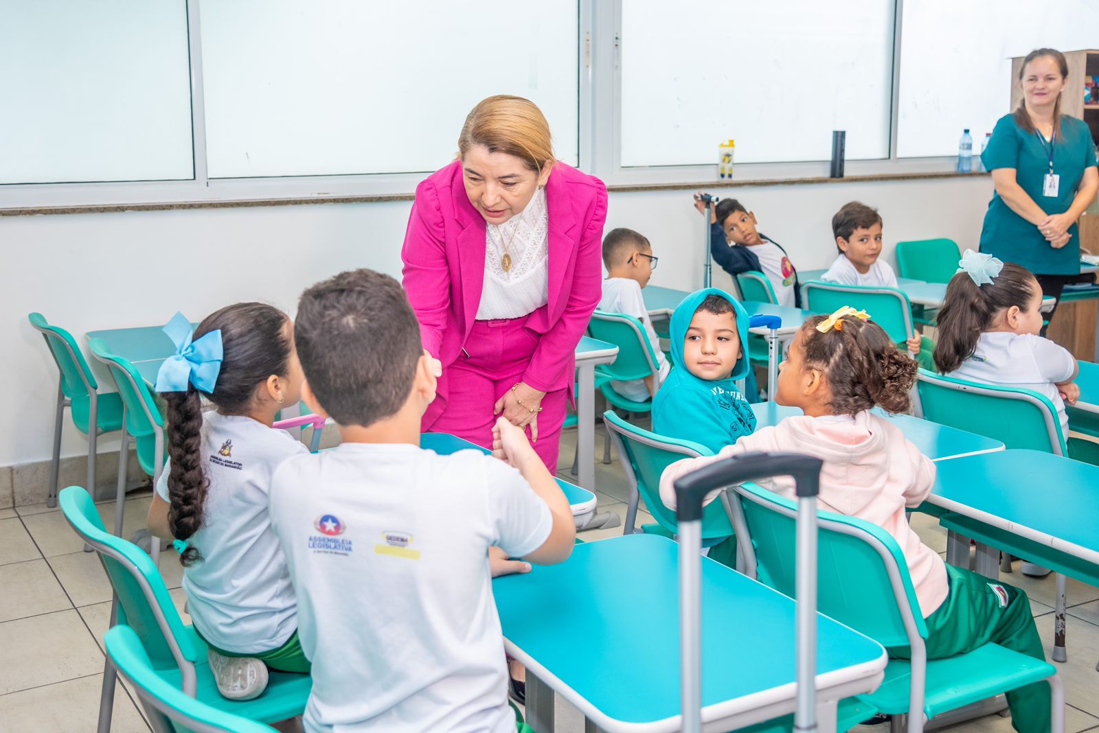 Iracema Vale conversou com as crianças que estudam na creche-escola