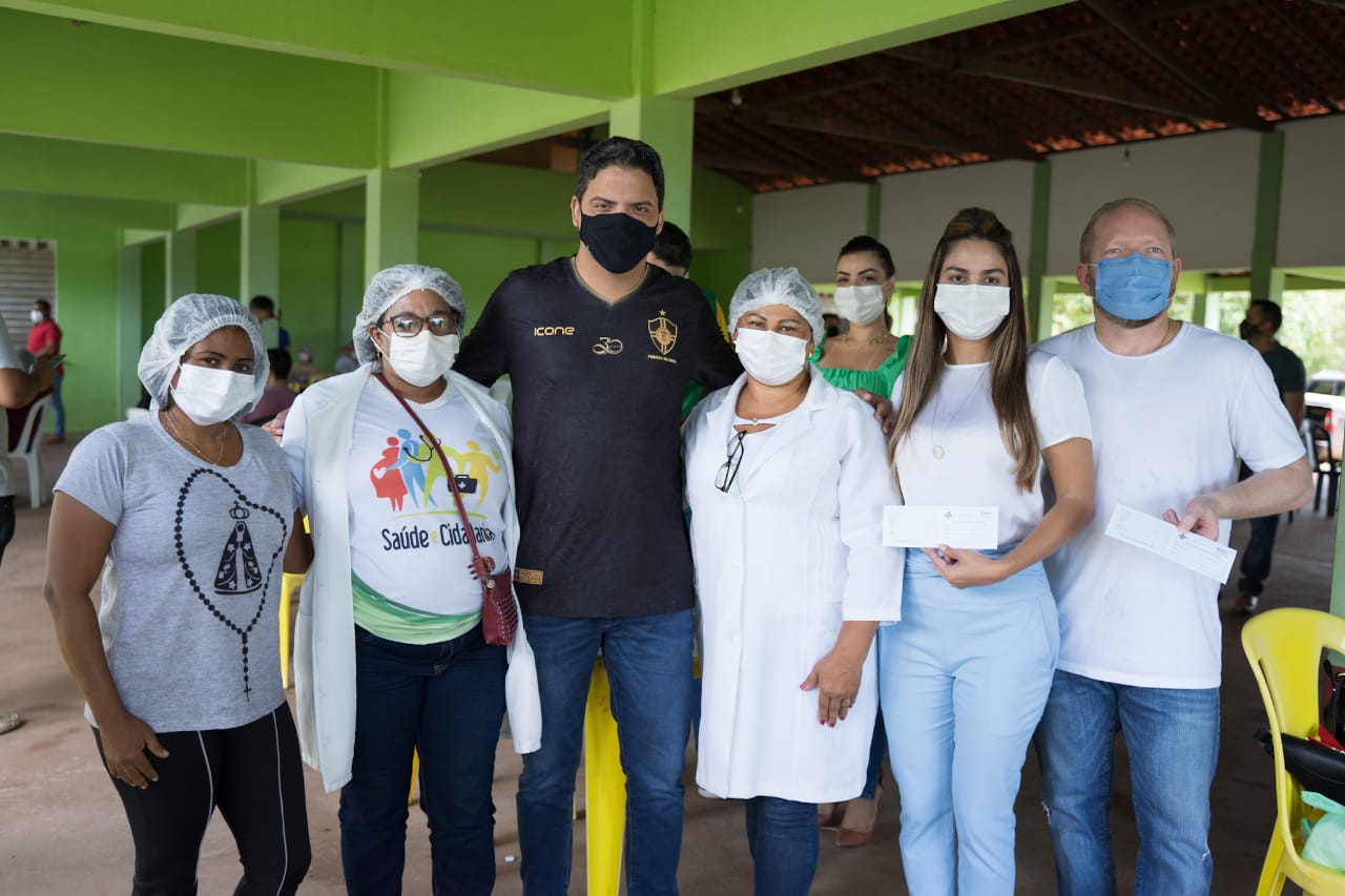 Othelino, Luciano Genésio e Ana Paula Lobato, idealizadora do Mutirão da Saúde, visitam o estande de ações