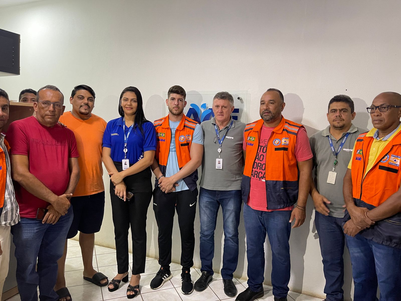 Parlamentares Roberto Costa e Davi Brandão em conversa com equipe de trabalho na área aladaga em Bacabal