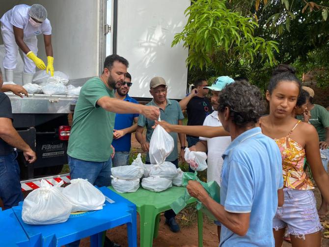 Deputado Yglésio entrega uma tonelada de pescado a famílias de Rosário