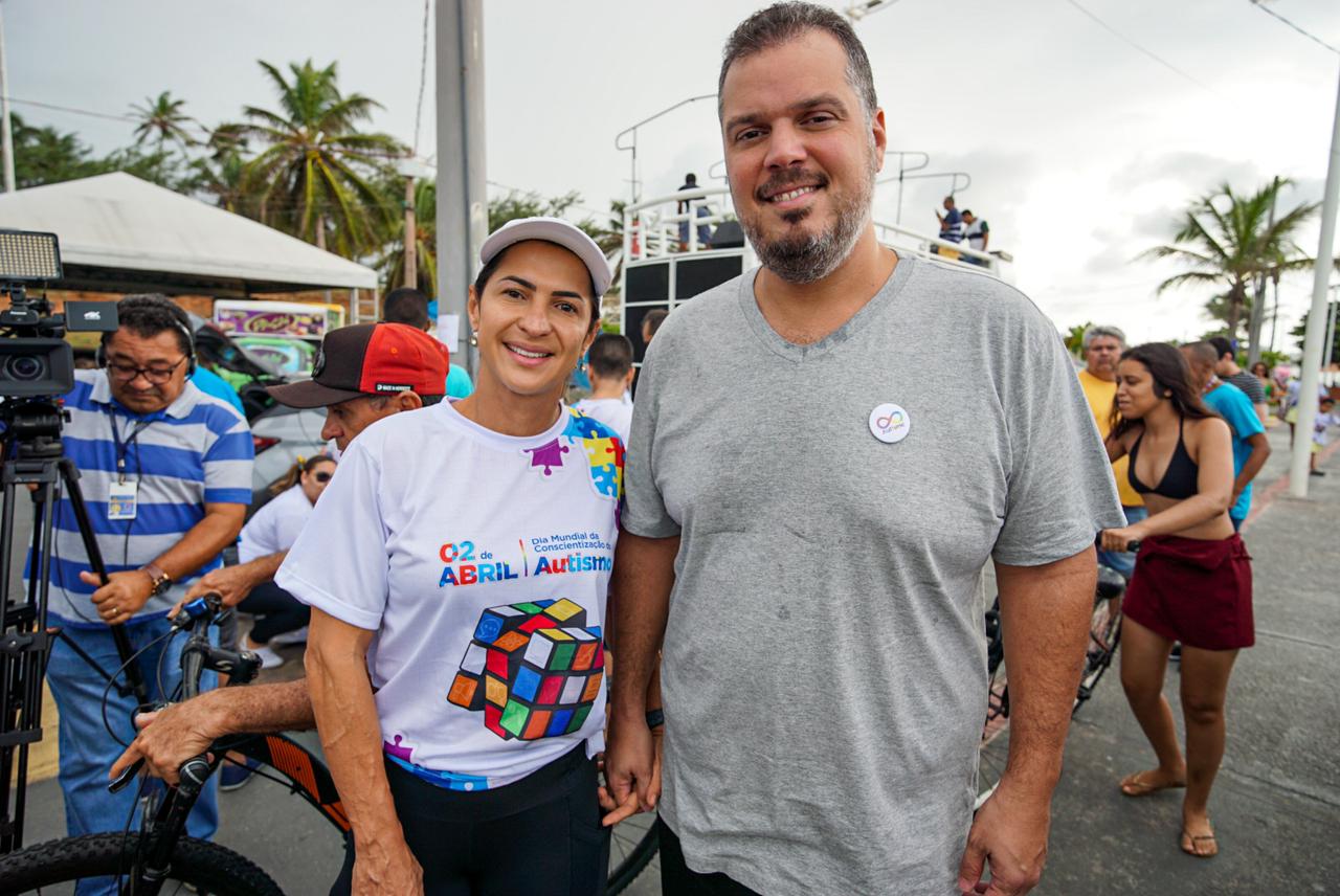 Deputado Rodrigo Lago foi à caminhada acompanhado da esposa, Rafaela Soares
