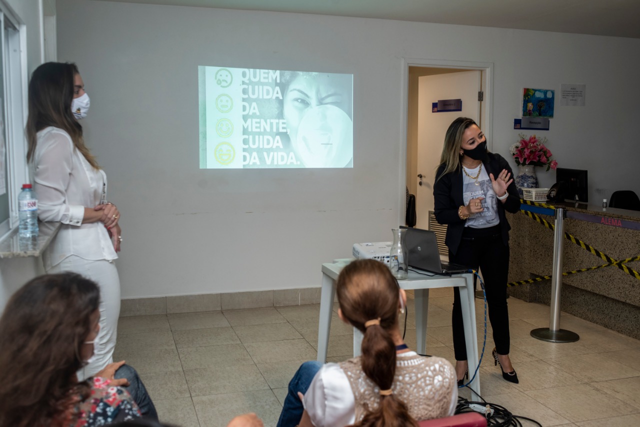 Ana Gabrielle Romanhol conduz  a ação “Florescer Itinerante”, com a participação da equipe da Diretoria de Saúde