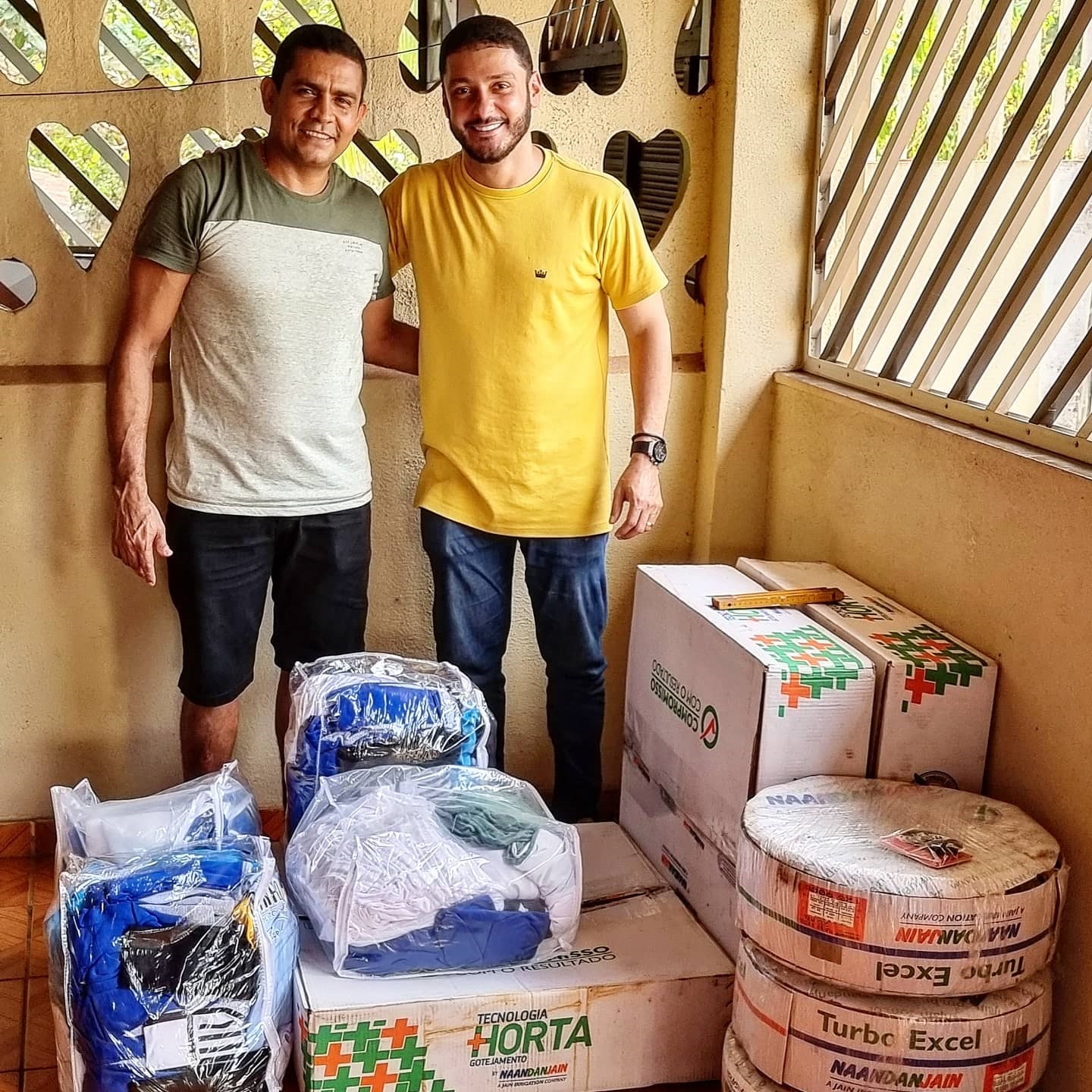 Wendell Lages faz a entrega de materiais agrícolas e esportivos a comunidades do município de Axixá 