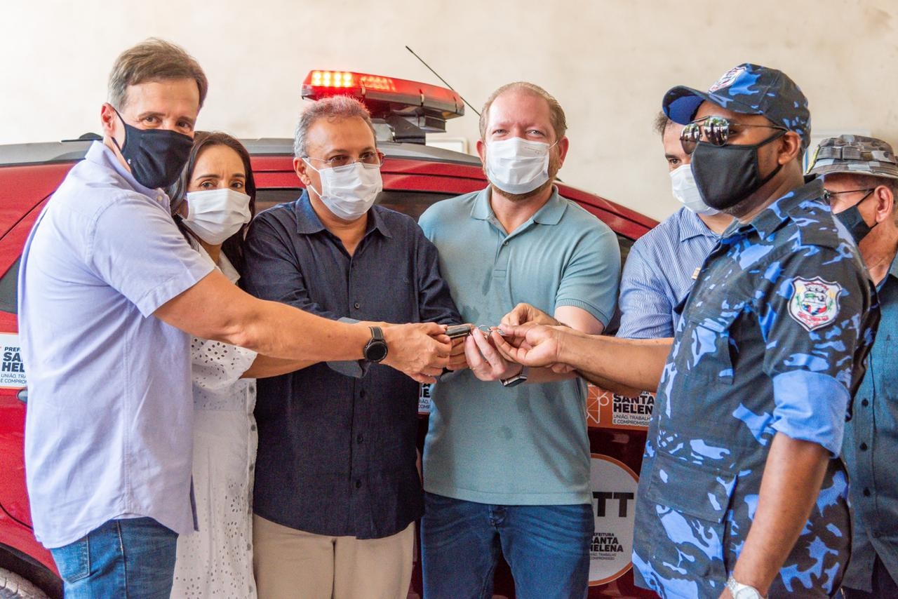 Othelino, Zezildo e Aluísio Mendes participam da entrega de viatura ao município de Santa Helena