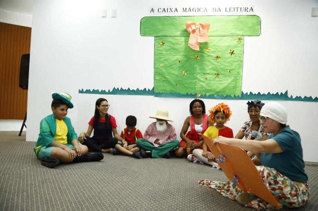 Momento de contação de história realizado para os alunos da Creche-Escola Sementinha 