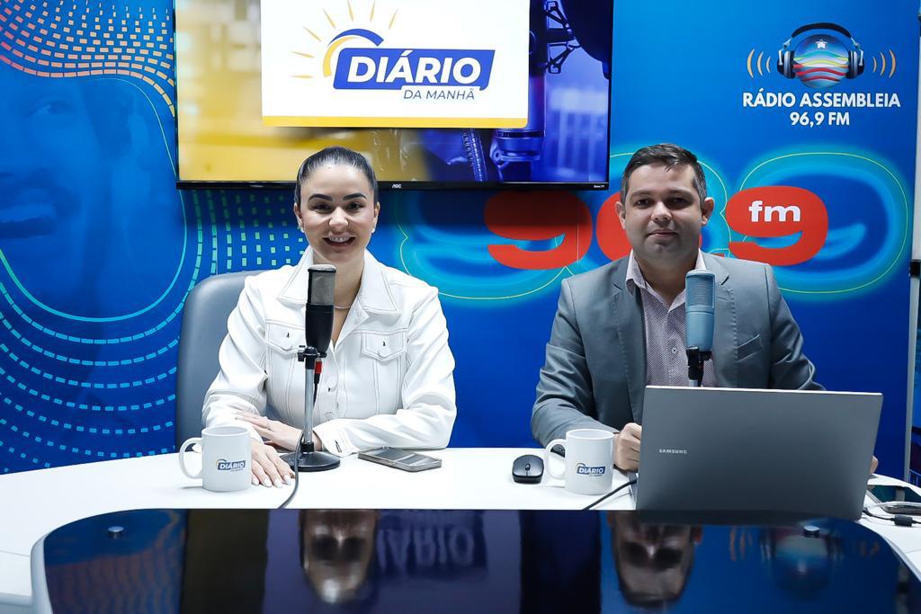 Secretária de Estado da Ciência, Tecnologia e Inovação, Natassia Weba, com o jornalista Ronald Segundo, na Rádio Assembleia