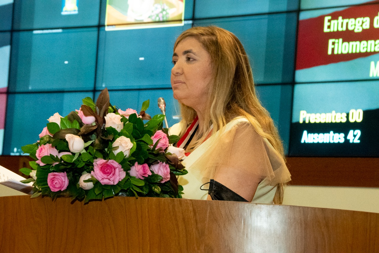 Filomena Regina Barbosa Gomes Galas ocupou a tribuna e manifestou sua gratidão à Assembleia Legislativa pela homenagem 