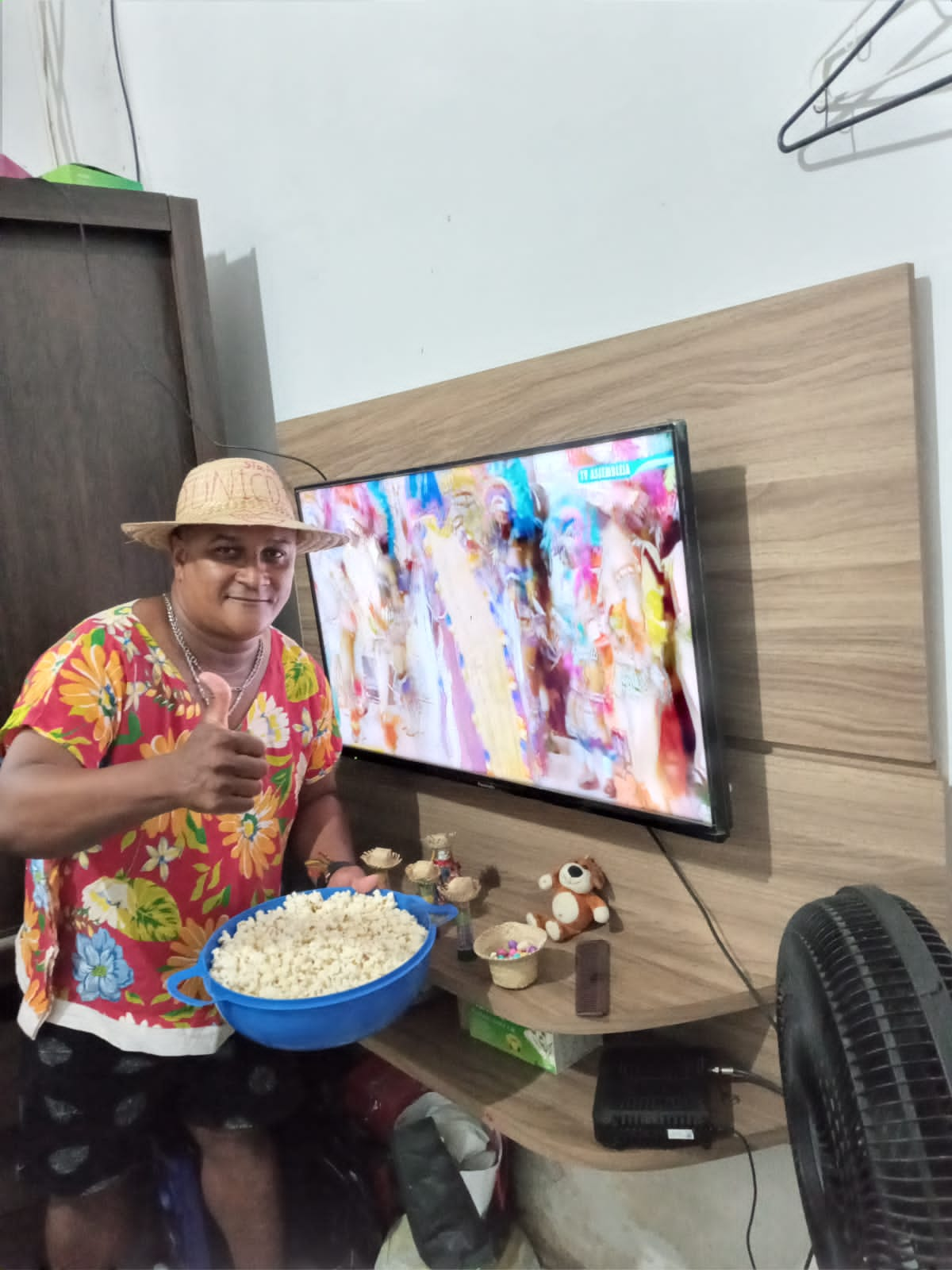 Edson, do bairro Bequimão, preparou a pipoca e se divertiu com as apresentações do segundo dia do evento