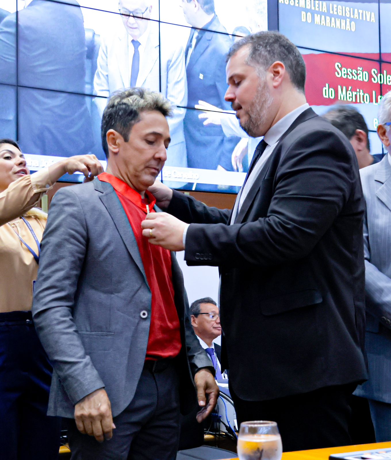 Deputado Rodrigo Lago concedeu Medalha João do Vale ao cantor Tom Cleber