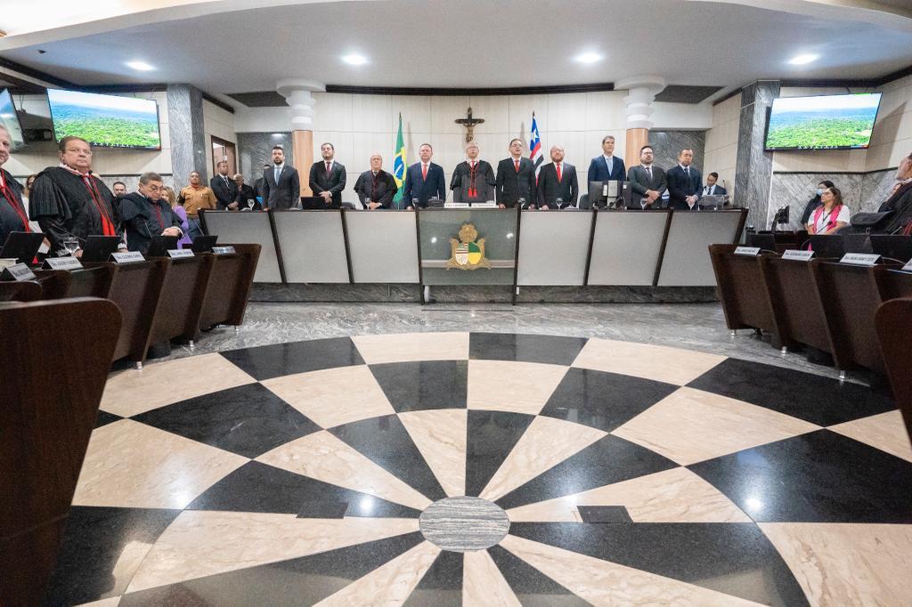 Autoridades durante a execução do Hino Nacional, na abertura da sessão solene 