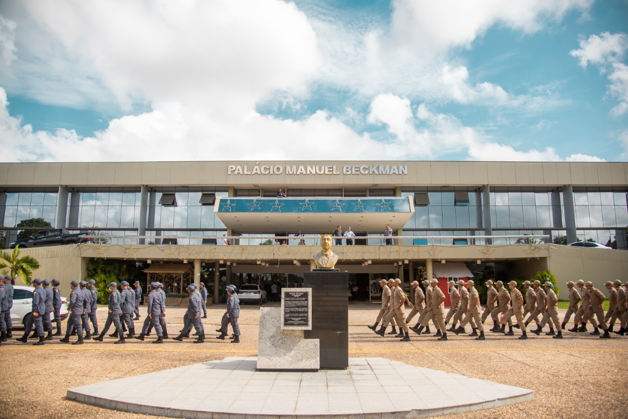 São três pelotões, sendo um integrado por cadetes da Polícia Militar, outro por bombeiros militares e um terceiro por lanceiros, da Cavalaria da PMMA