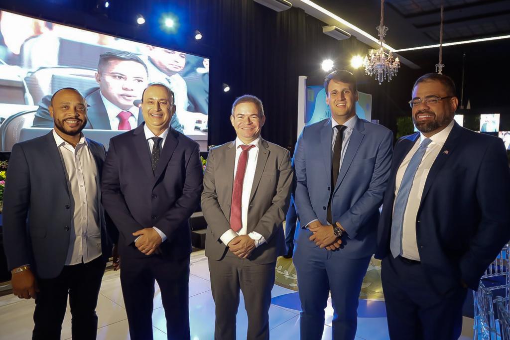 Deputado Rafael com Marcos Brandão, Orleans Brandão e os vereadores Paulo Vítor e Beto Castro, durante a cerimônia 