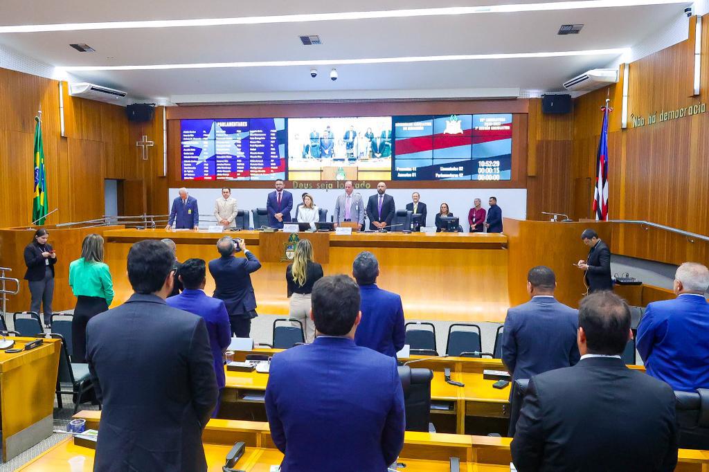 Deputados fazem minuto de silêncio em memória de vítimas de acidente no interior