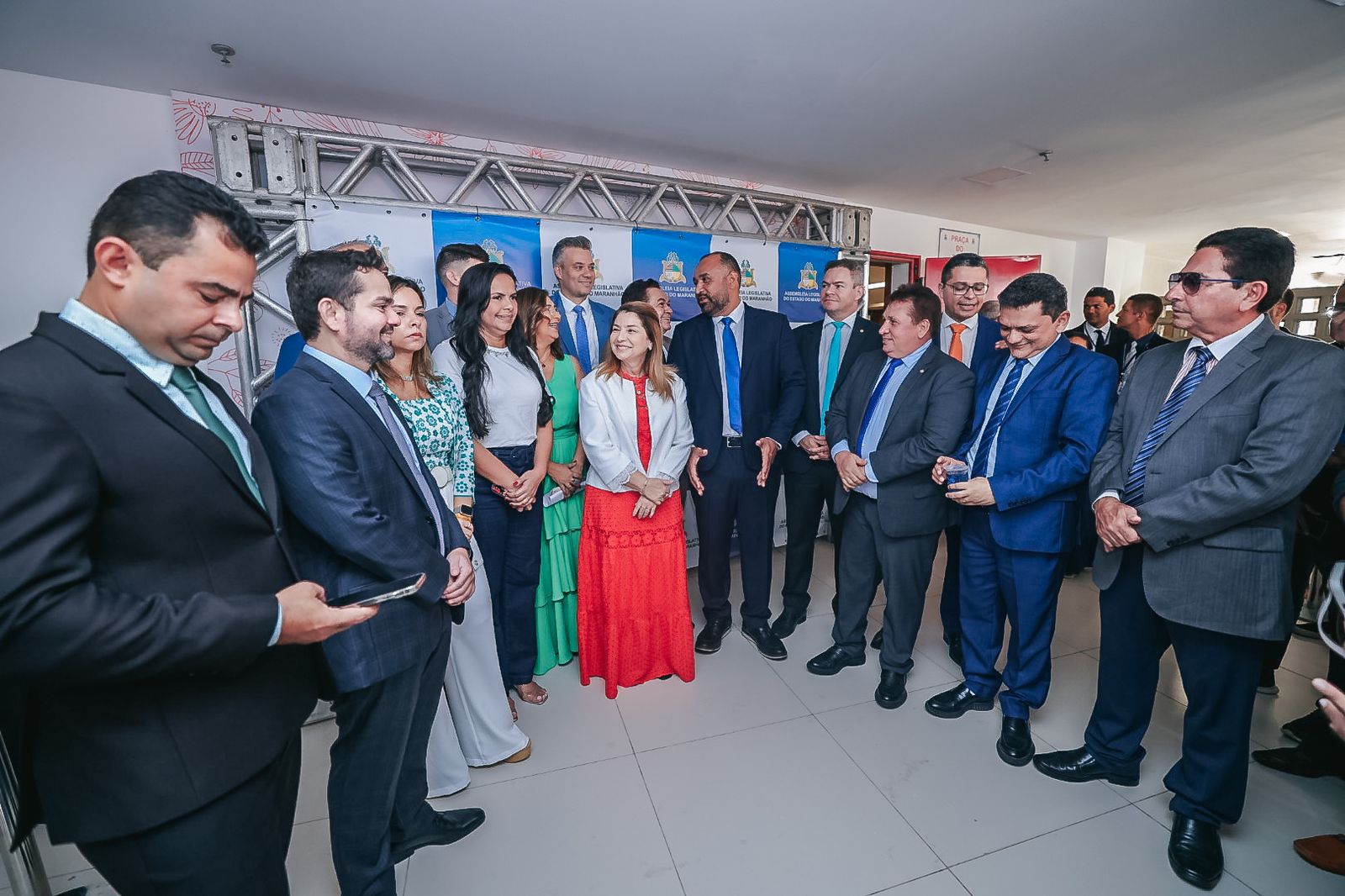 Iracema Vale, demais deputados e a diretora de Saúde da Alema, Ana Lúcia Rocha, em momento do ato de entrega