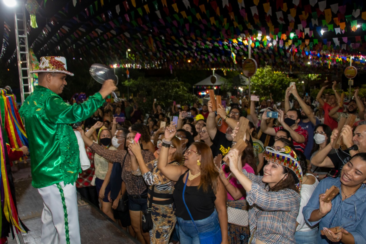 Cantador Marcos da Maioba rege a orquestra de matracas tocadas pelo público que aplaudiu a apresentação do grupo folclórico