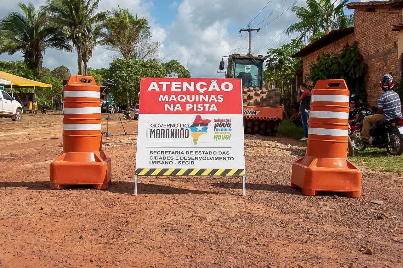 Placa indica obras de pavimentação em rua de Pedro do Rosário 