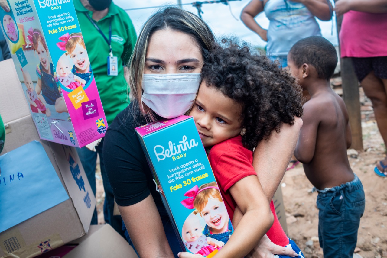 Menina que ganhou boneca recebeu, também, um abraço carinhoso de Ana Paula Lobato