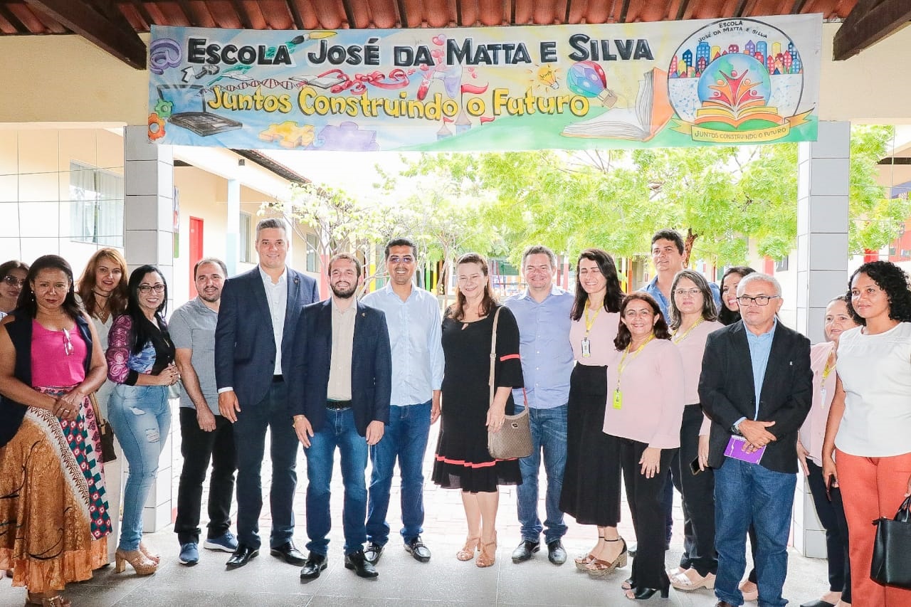 Os deputados conheceram a Escola José da Matta e Silva, que atingiu a nota 9,8 na última avaliação do Ideb