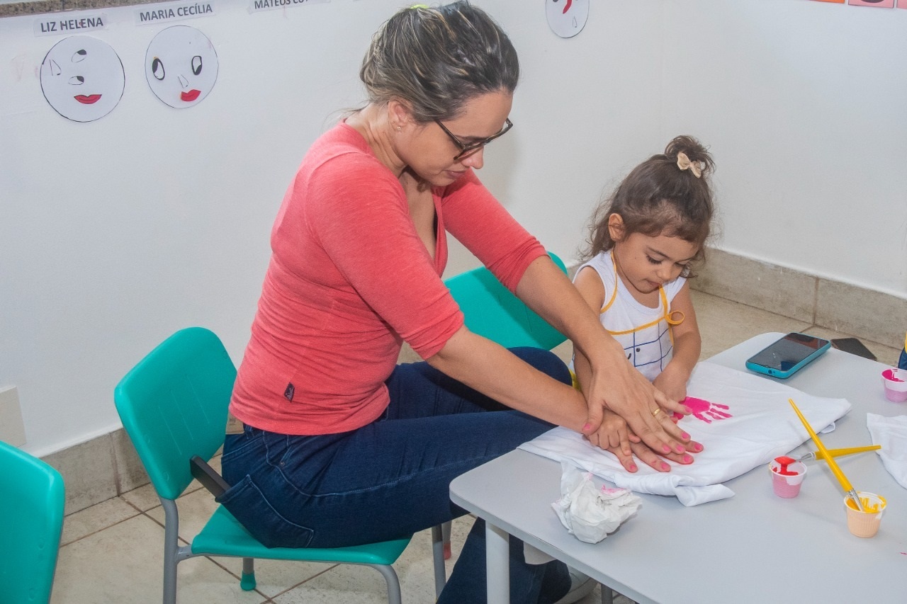 Mãe e filha participam ativamente da oficina de arte realizada para celebrar a Semana das Mães na Creche Sementinha 