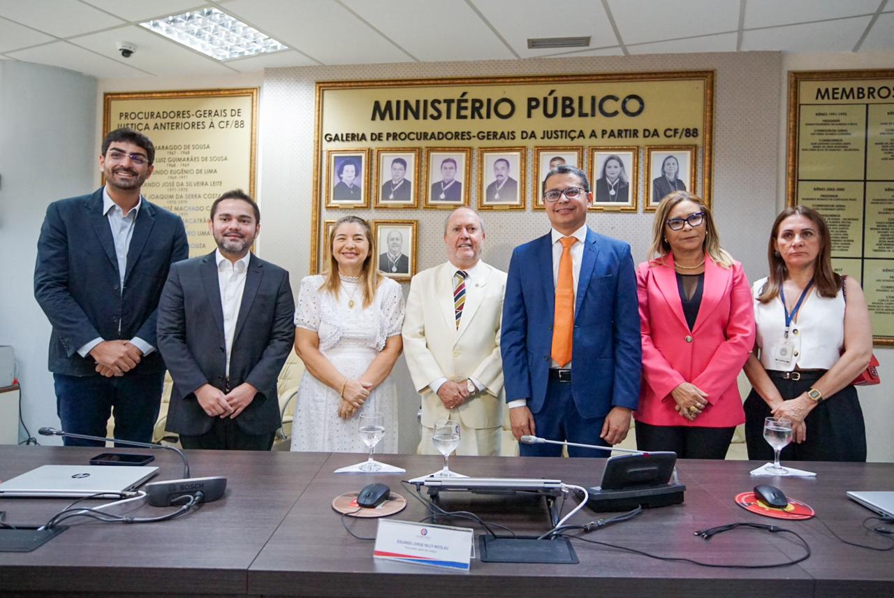 Iracema Vale participou de reunião sobre doação de sangue na Procuradoria de Justiça