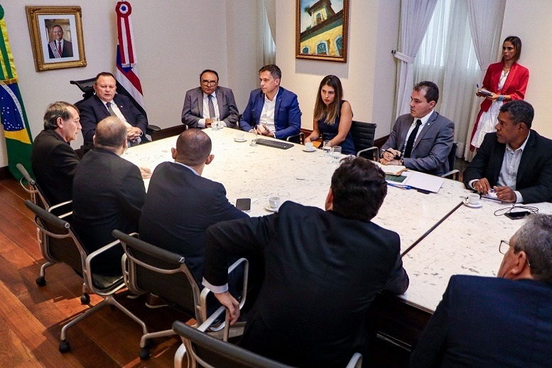 Deputado Leandro Bello participa de reunião com o governador Carlos Brandão, secretários e representantes da Azul 