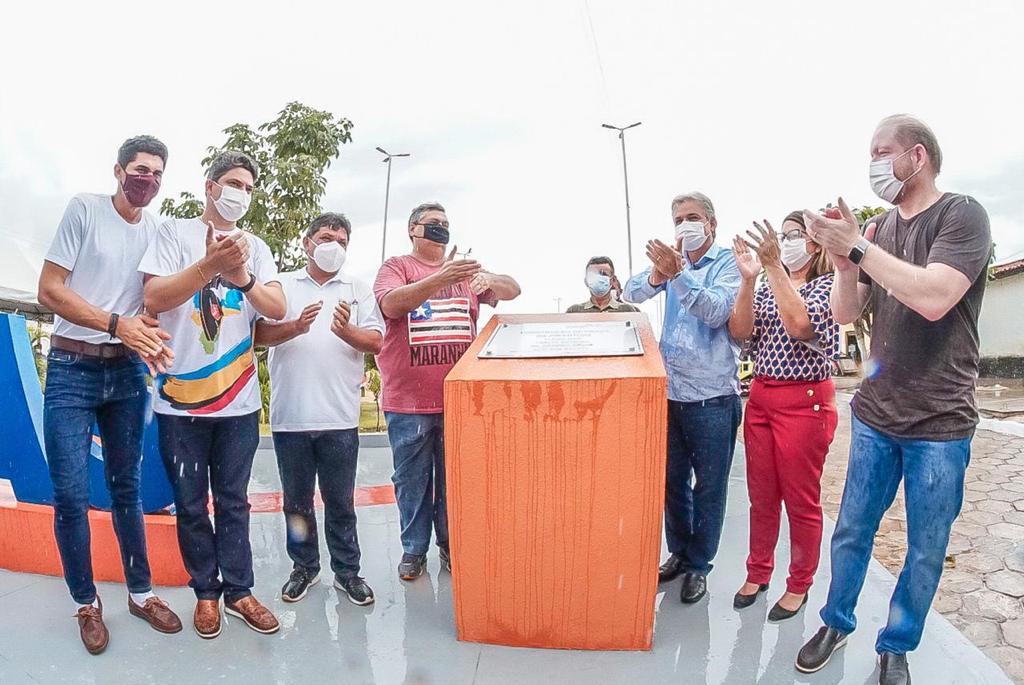 Em Timbiras, Othelino Neto também participou da entrega da Praça da Juventude