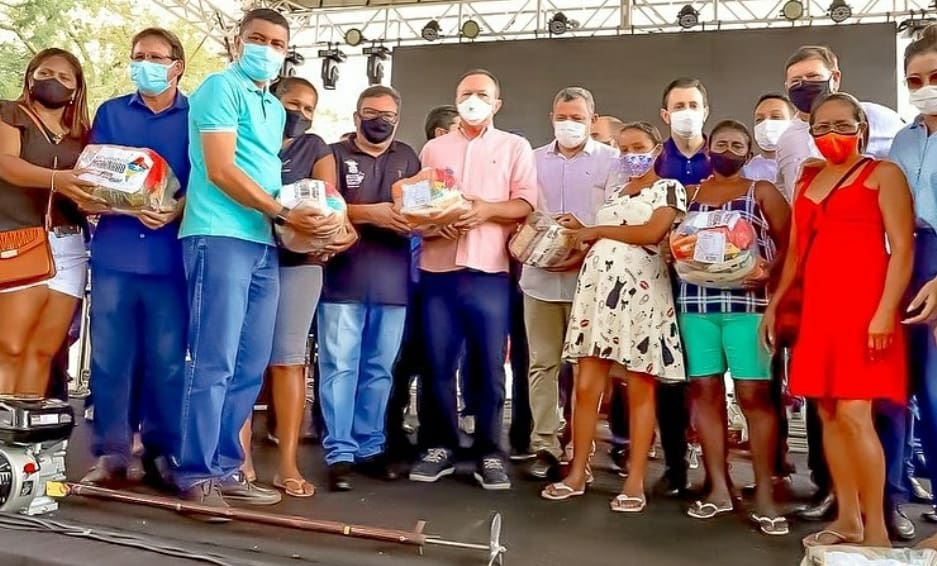 Deputado Leonardo Sá acompanha comitiva do Governo do Estado em ato de distribuição de cestas básicas em Pindaré-Mirim