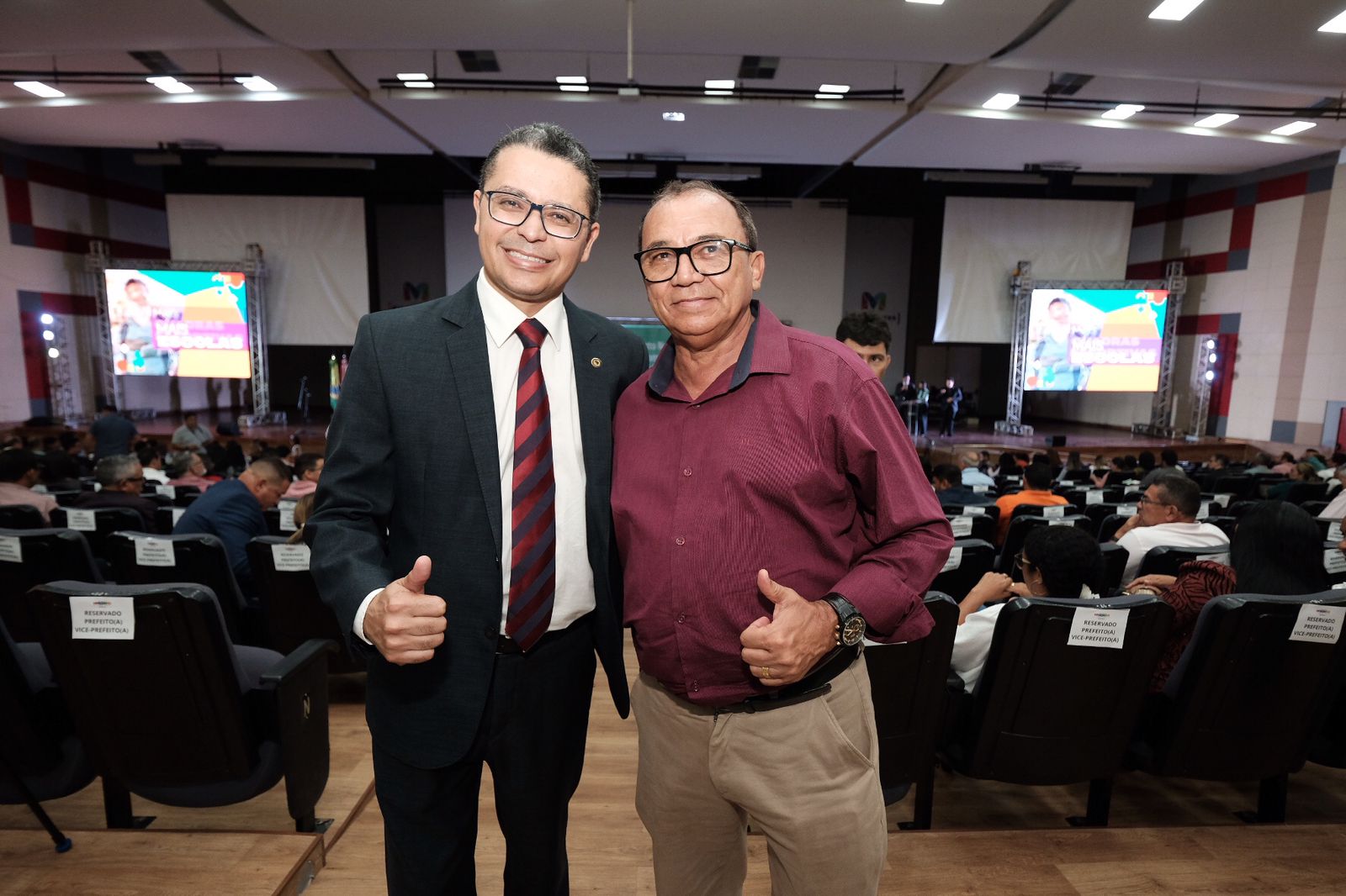 Carlos Lula com o prefeito de Governador Nunes Freire, Josimar da Serraria, que agradeceu a atenção do deputado à questão