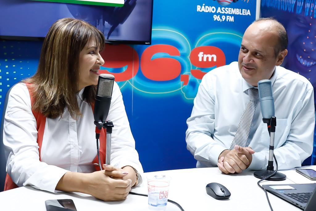 Jacqueline Heluy durante entrevista ao radialista Henrique Pereira, no programa “Em Discussão”