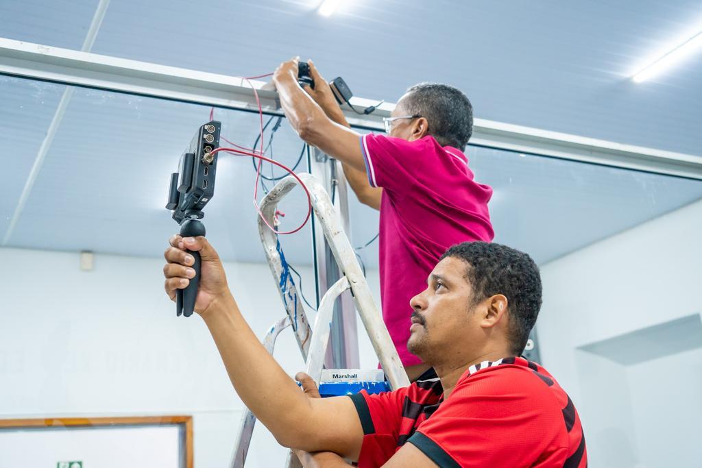 Técnicos da TV Assembleia fazem a instalação dos equipamentos que serão utilizados para a transmissão do evento 